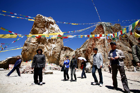 Tourists visit the Namco Lake, the highest lake of the world at 4,718 meters above sea level, in Damxung County, southwest China's Tibet Autonomous Region, April 25, 2009. 