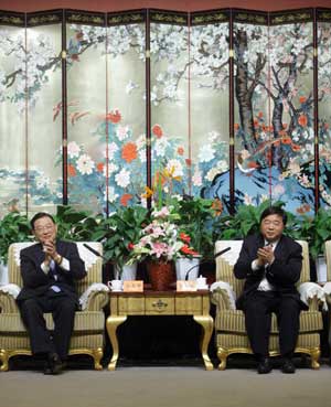 Ji Jianye (R), secretary of the Yangzhou Municipal Committee of the Communist Party of China, meets with Chairman of the Taiwan-based Straits Exchange Foundation (SEF) Chiang Pin-kung in Yangzhou, east China's Jiangsu Province, April 27, 2009. 