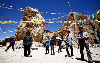 Tourists visit the Namco Lake, the highest lake of the world at 4,718 meters above sea level, in Damxung County, southwest China's Tibet Autonomous Region, April 25, 2009.