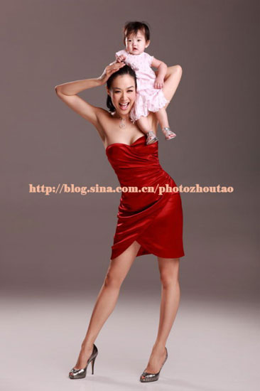 Renowned photographer Zhou Tao recently posted on his blog a glamorous photo series featuring Hong Kong actress Christy Chung and her adorable baby daughter. Christy Chung has already shed off some weight and shows off her new trim figure in the photos. 
