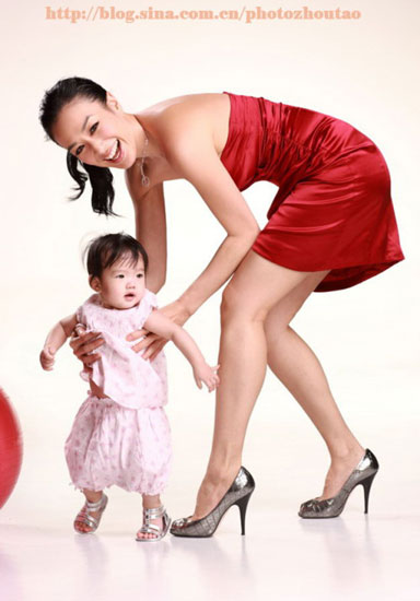 Renowned photographer Zhou Tao recently posted on his blog a glamorous photo series featuring Hong Kong actress Christy Chung and her adorable baby daughter. Christy Chung has already shed off some weight and shows off her new trim figure in the photos. 