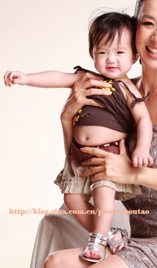 Renowned photographer Zhou Tao recently posted on his blog a glamorous photo series featuring Hong Kong actress Christy Chung and her adorable baby daughter. Christy Chung has already shed off some weight and shows off her new trim figure in the photos.