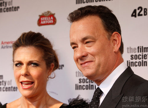 Actor Tom Hanks and his wife, Rita Wilson, arrive for a Film Society Gala Tribute to honor Hanks with the Chaplin Award in New York April 27, 2009. 