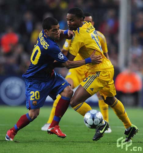 Daniel Alves of Barcelona tussles with Florent Malouda of Chelsea during the UEFA Champions League Semi Final First Leg match between Barcelona and Chelsea at the Nou Camp Stadium on April 28, 2009 in Barcelona, Spain.