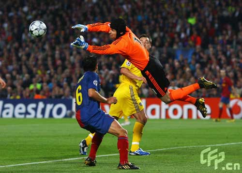 Goalkeeper Petr Cech of Chelsea jumps to claim a ball from Xavi Hernandez of Barcelona during the UEFA Champions League Semi Final First Leg match between Barcelona and Chelsea at the Nou Camp Stadium on April 28, 2009 in Barcelona, Spain. 
