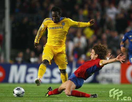 Michael Essien of Chelsea is challenged by Carles Puyol of Barcelona during the UEFA Champions League Semi Final First Leg match between Barcelona and Chelsea at the Nou Camp Stadium on April 28, 2009 in Barcelona, Spain.