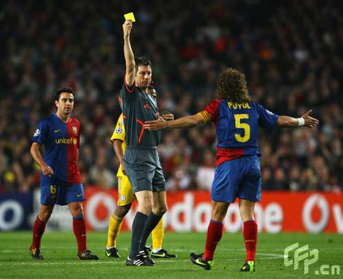 Referee Wolfgang Stark awards the yellow card to Carles Puyol of Barcelona during the UEFA Champions League Semi Final First Leg match between Barcelona and Chelsea at the Nou Camp Stadium on April 28, 2009 in Barcelona, Spain.
