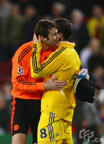 Goalkeeper Petr Cech of Chelsea is congratulated by Frank Lampard of Chelsea after the UEFA Champions League Semi Final First Leg match between Barcelona and Chelsea at the Nou Camp Stadium on April 28, 2009 in Barcelona, Spain.