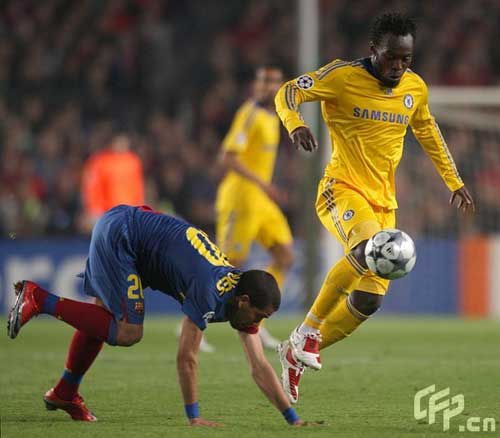 Chelsea's Michael Essien (right) and Barcelona's Daniel Alves da Silva Dani Alves (left) battle for the ball.