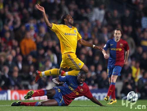 Barcelona's Gneri Toure Yaya challenges Chelsea's Didier Drogba.