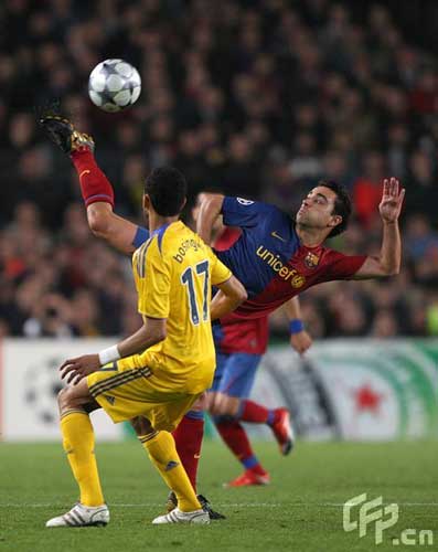 Barcelona'S Hernandez Xavi (right) in action with Chelsea's Jose Bosingwa.