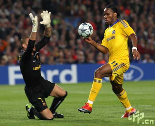 Barcelona's Victor Valdes (left) prevents Chelsea's Didier Drogba (right) from scoring.