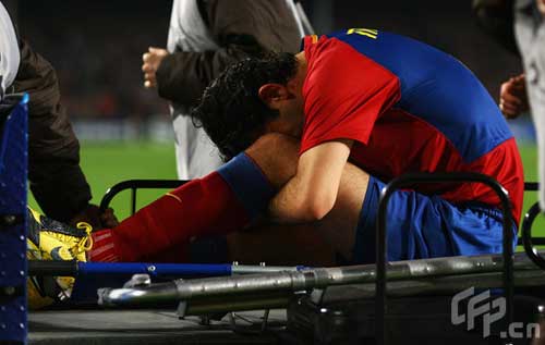  Rafael Marquez of Barcelona hangs his head as he leaves the field during the UEFA Champions League Semi Final First Leg match between Barcelona and Chelsea at the Nou Camp Stadium on April 28, 2009 in Barcelona, Spain.