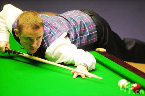 Stephen Hendry of Scotland takes a shot in his match against Shaun Murphy of England during the Quarter Finals of the World Snooker Championships, at the Crucible Theatre on April 28, 2009 in Sheffield, United Kingdom. 