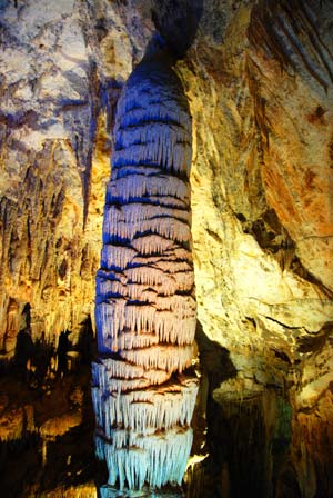 Photo taken on April 24 shows the stalactite in the Furong Karst Cave in Wulong County of southwest China's Chongqing. About 30 different kinds of Sedimentary Characteristics can be found in the single cave, with an area of 37,000 square meters, which draws attention of many experts and tourists.[Photo: Xinhua]