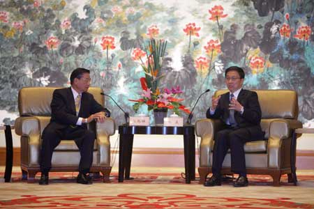 Shanghai Mayor Han Zheng (R) meets with Taiwan-based Straits Exchange Foundation (SEF) Chairman Chiang Pin-kung in Shanghai, east China, April 28, 2009. (Xinhua/Xing Guangli)