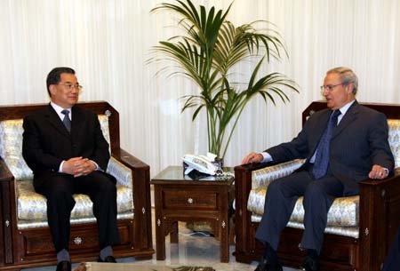 Li Jinhua (L), vice chairman of the National Committee of the Chinese People's Political Consultative Conference, meets with Syrian Vice President Farouk al-Shara, in Damascus, Syria, April 27, 2009.