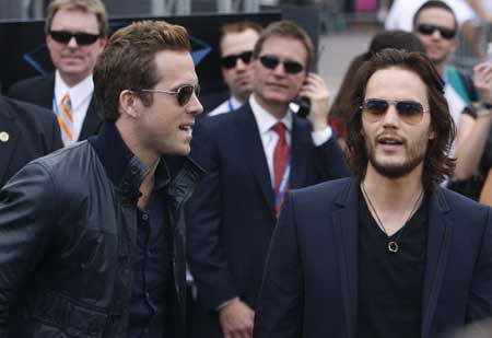 Actors Ryan Reynolds (L) and Taylor Kitsch arrive at the premiere of the movie 