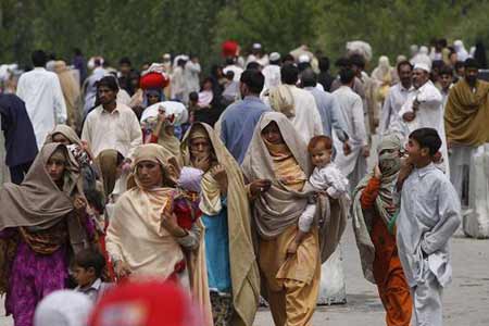 Local people leave a troubled area in Dir, Pakistan, April 27, 2009. Pakistani military launched an operation against Taliban militants in the troubled northwest area on Sunday. Seventy Taliban militants were killed in the operation in Dir, said Pakistan's Interior Minister Rehman Malik.