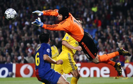 Chelsea' goalkeeper Petr Cech (top) makes a save from the shot of Barcelona's Xavi Hernandez (L) during their Champions League semi-final first leg soccer match at Nou Camp in Barcelona April 28, 2009.