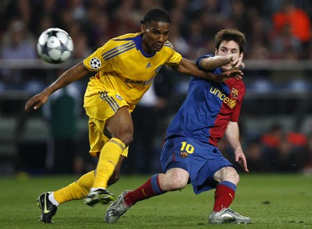 Barcelona's Lionel Messi (R) is challenged by Chelsea's Florent Malouda during their Champions League semi-final first leg soccer match at Nou Camp in Barcelona April 28, 2009. 