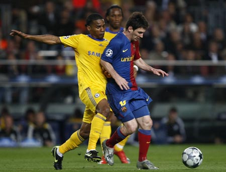 Barcelona's Lionel Messi (R) is challenged by Chelsea's Florent Malouda during their Champions League semi-final, first leg soccer match at the Nou Camp in Barcelona April 28, 2009.