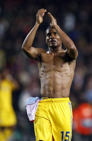 Chelsea's Florent Malouda salutes the fans after their Champions League semi-final first leg soccer match against Barcelona at Nou Camp in Barcelona April 28, 2009.