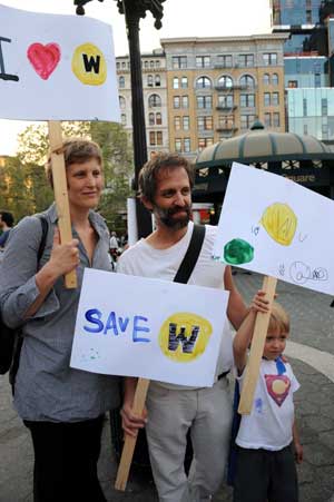 Local residents hold banners to attend a protest at Union Square in New York, the United States, April 28, 2009.