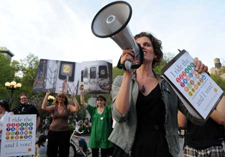  Local residents attend a protest against the raise of public transportation fares at Union Square in New York, the United States, April 28, 2009. 