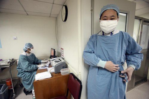 Doctors and nurses are asked to wear protective clothes in the Peking Union Medical College Hospital on April 28. China is fully prepared for swine flu, Hans Troedsson, World Health Organization (WHO) representative in China, said on the same day.