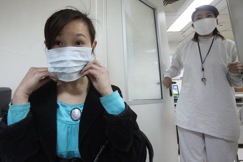 Doctors and nurses are asked to wear protective clothes in the Peking Union Medical College Hospital on April 28. China is fully prepared for swine flu, Hans Troedsson, World Health Organization (WHO) representative in China, said on the same day. [www.fawan.com]