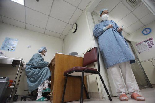 Doctors and nurses are asked to wear protective clothes in the Peking Union Medical College Hospital on April 28. China is fully prepared for swine flu, Hans Troedsson, World Health Organization (WHO) representative in China, said on the same day. [www.fawan.com]