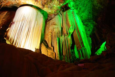 Photo taken on April 24 shows the stalactite in the Furong Karst Cave in Wulong County of southwest China's Chongqing. About 30 different kinds of Sedimentary Characteristics can be found in the single cave, with an area of 37,000 square meters, which draws attention of many experts and tourists. [Xinhua]