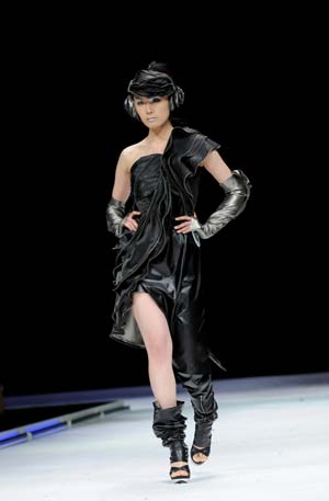 A model presents a creation during a fashion contest for graduate designers of Donghua University in east China's Shanghai, April 27, 2009. Students who are going to graduate from fashion design major took part in the contest to show their talents.