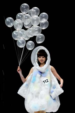  A model presents a creation during a fashion contest for graduate designers of Donghua University in east China's Shanghai, April 27, 2009. Students who are going to graduate from fashion design major took part in the contest to show their talents.