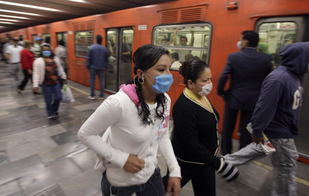 One more person died from the new A/H1N1 strain of swine flu in the last 24 hours in Mexico City, while 41 people were hospitalized, bringing the total number of patients in city hospitals to 115, said local officials on Wednesday.