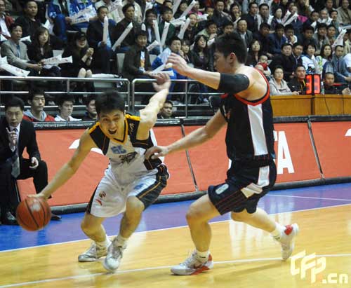 Xinjiang Guanghui (White) beat Guangdong Dongguan Bank 98-95 in third game of CBA finals. 