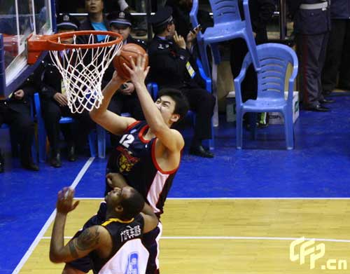 Xinjiang Guanghui (White) beat Guangdong Dongguan Bank 98-95 in third game of CBA finals.