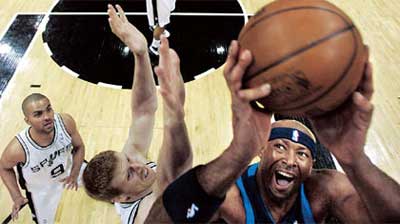 Nowitzki helps Mavs eliminate Spurs