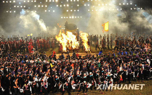 Each waving a handkerchief in hand, the people of the Zhuang ethnic group in southwest China&apos;s Yunnan Province dance together to celebrate their traditional &apos;Huajie&apos; Festival on April 27, 2009. The Zhuang people hold a memorial ceremony to honor their ancestors and pray for a good year during the eight-day annual festival. [Photo:Xinhuanet]