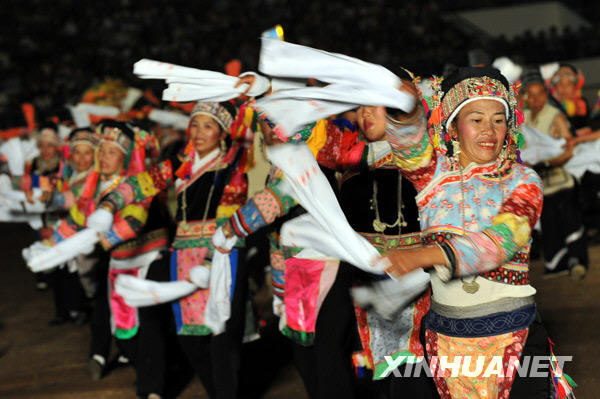 Each waving a handkerchief in hand, the people of the Zhuang ethnic group in southwest China&apos;s Yunnan Province dance together to celebrate their traditional &apos;Huajie&apos; Festival on April 27, 2009. The Zhuang people hold a memorial ceremony to honor their ancestors and pray for a good year during the eight-day annual festival. [Photo:Xinhuanet]