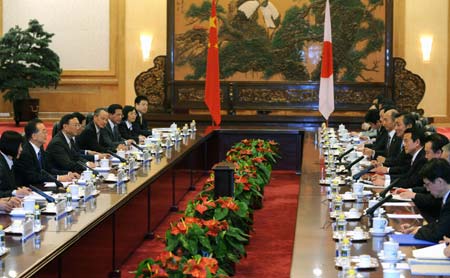 Chinese Premier Wen Jiabao (2nd L) holds talks with Japanese Prime Minister Taro Aso (4th R) at the Great Hall of the People in Beijing, capital of China, April 29, 2009 (Xinhua/Liu Jiansheng)