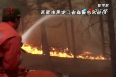 About 6,350 people are fighting a forest fire in Heilongjiang Province that has killed one person and ravaged more than 100 square kilometers of wooded area, the emergency office of the provincial government said on April 29. 