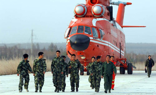 A helocopter transports fire fighters to the site. About 6,350 people are fighting a forest fire in Heilongjiang Province that has killed one person and ravaged more than 100 square kilometers of wooded area, the emergency office of the provincial government said on April 29.