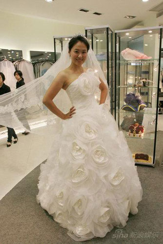 Shen Aojun was spotted trying on bridal gowns recently in a wedding dress store in Shanghai. Media reports say the actress, who becomes a star after her role in the hit spy thriller 'Lurk,' will marry a foreign diplomat next month. She is now busy balancing shoots for her latest film and preparations for her upcoming nuptials.