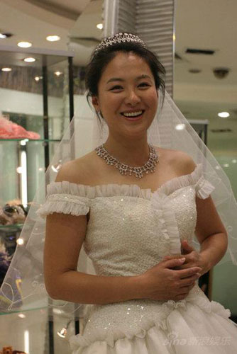 Shen Aojun was spotted trying on bridal gowns recently in a wedding dress store in Shanghai. Media reports say the actress, who becomes a star after her role in the hit spy thriller 'Lurk,' will marry a foreign diplomat next month. She is now busy balancing shoots for her latest film and preparations for her upcoming nuptials. 
