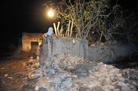 Photo taken on May 2, 2009 shows the damaged house at the site of the explosion in Yangzhuangzi Village of Qingyun Township, Qingyun County in east China's Shandong Province. Thirteen people were killed and two others injured in a fireworks explosion here Saturday afternoon. (Xinhua/Zhu Zheng)