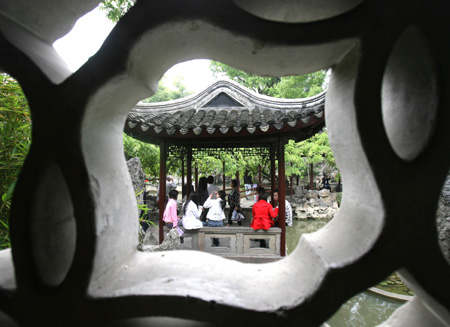 Chinese tourists visit a Suzhou traditional garden, a world cultural heritage, in Suzhou City of east China's Jiangsu Province, May 2, 2009, the second day of the three-day May Day holiday. China has a totality of 37 world heritages which attract many tourists in the holiday. 