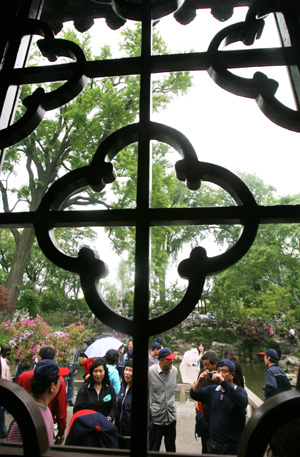 Chinese tourists visit a Suzhou traditional garden, a world cultural heritage, in Suzhou City of east China's Jiangsu Province, May 2, 2009, the second day of the three-day May Day holiday. China has a totality of 37 world heritages which attract many tourists in the holiday. 
