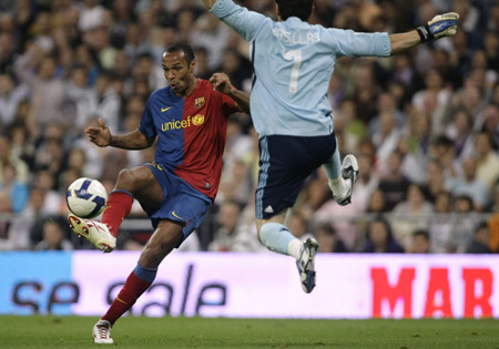 Barcelona's Thierry Henry (L) shoots to score past Real Madrid's goalkeeper Iker Casillas during their Spanish first division soccer match at Santiago Bernabeu stadium in Madrid May 2, 2009. (Xinhua/Reuters Photo)